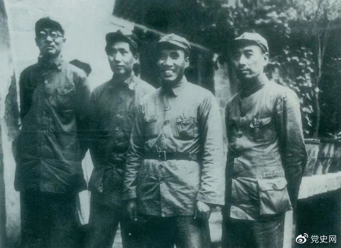 1937年8月22日至25日，中共中央在陕北洛川冯家村举行政治局扩大会议（即洛川会议）。图为毛泽东和朱德、周恩来、林伯渠的合影。